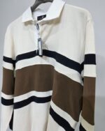 Detalle del cuello y franjas del polo marrón José Beltrán