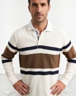 Polo de rayas marrón, crudo y azul marino para hombre puesto