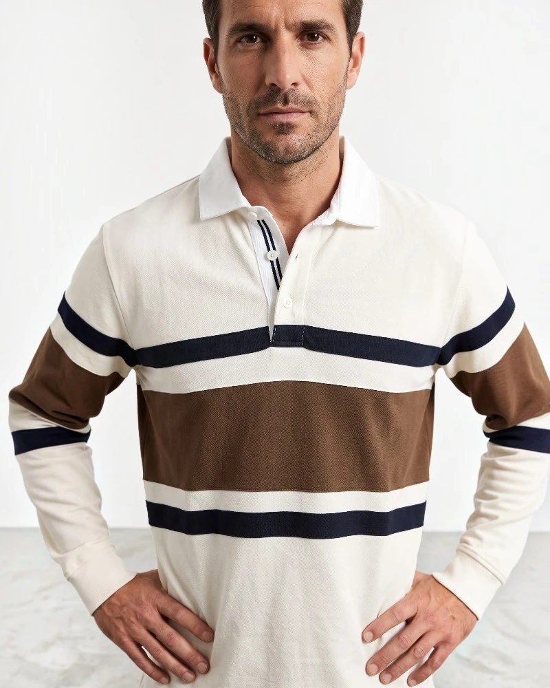 Polo de rayas marrón, crudo y azul marino para hombre puesto