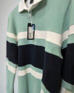 Detalle del cuello y las franjas del polo aguamarina y azul marino