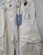 Pantalón cargo camel para hombre visto de frente