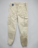 Pantalón cargo camel para hombre visto por detrás