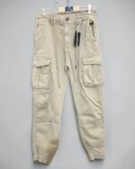 Detalle de cintura y bolsillos del pantalón cargo camel