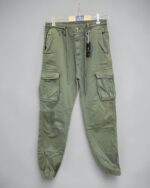 Pantalón cargo verde para hombre visto de frente