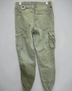 Pantalón cargo verde para hombre visto por detrás