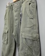 Detalle de cintura y bolsillos del pantalón cargo verde