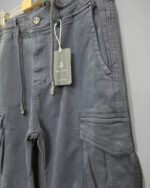 Pantalón cargo azul marino para hombre visto de frente