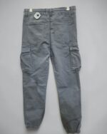 Pantalón cargo azul marino para hombre visto por detrás