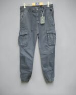 Detalle de cintura y bolsillos del pantalón cargo azul marino