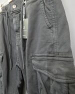 Pantalón cargo negro para hombre visto de frente