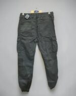 Pantalón cargo negro para hombre visto por detrás