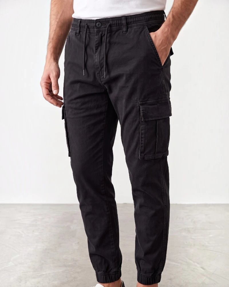 Pantalón cargo negro tipo jogger para hombre José Beltrán