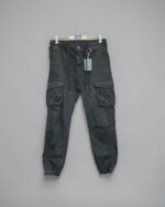 Detalle de cintura y bolsillos del pantalón cargo negro