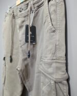 Pantalón cargo marrón para hombre visto de frente