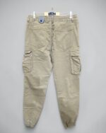 Pantalón cargo marrón para hombre visto por detrás