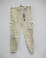 Detalle de cintura y bolsillos del pantalón cargo marrón