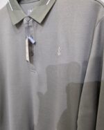 Detalle del cuello del polo técnico verde La Española
