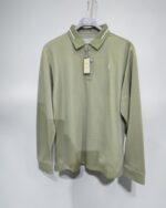 Polo técnico verde de manga larga visto de frente