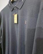 Detalle del cuello del polo técnico azul marino La Española
