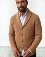Hombre con rebeca camel de canalé y cuello esmoquin José Beltrán