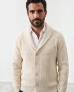 Hombre con rebeca cruda de canalé y cuello esmoquin José Beltrán