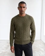 Hombre con jersey verde oliva de ochos y cuello redondo José Beltrán