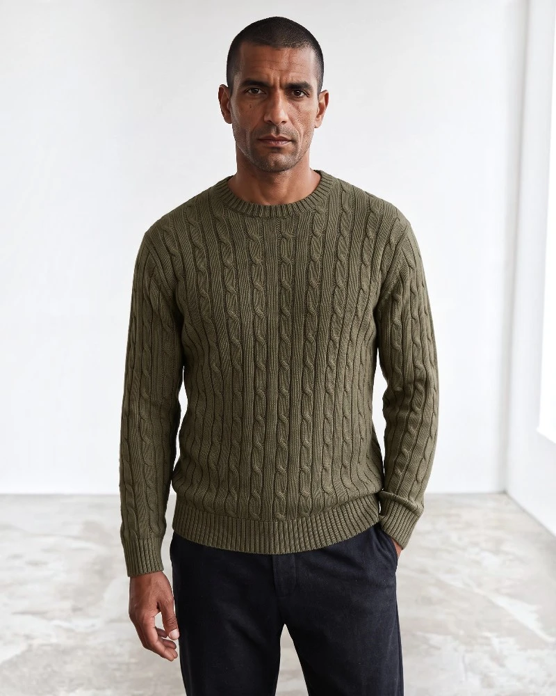 Hombre con jersey verde oliva de ochos y cuello redondo José Beltrán