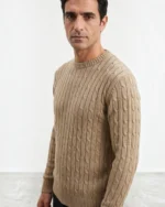 Hombre con jersey beige de ochos y cuello redondo José Beltrán