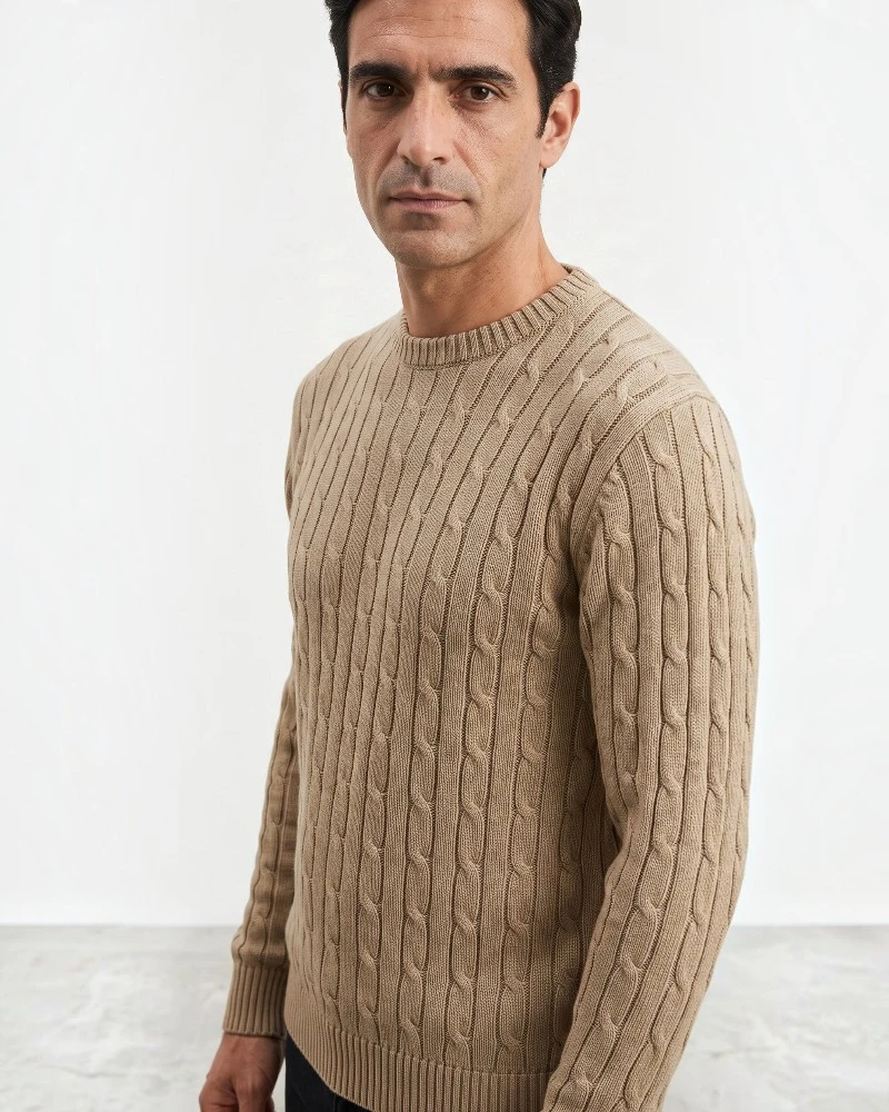 Hombre con jersey beige de ochos y cuello redondo José Beltrán