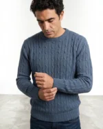 Hombre con jersey azul marino de ochos y cuello redondo José Beltrán