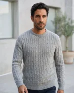 Hombre con jersey gris de ochos y cuello redondo José Beltrán