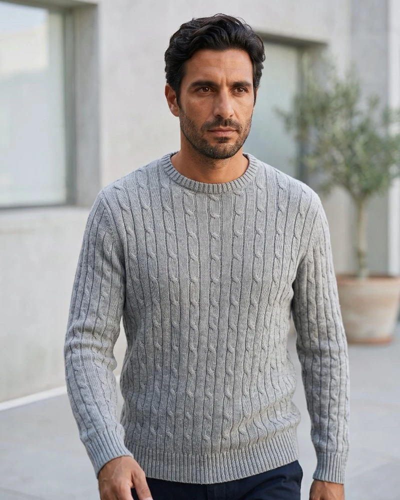 Hombre con jersey gris de ochos y cuello redondo José Beltrán