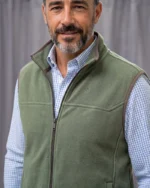 Hombre con chaleco de microfibra verde caza José Beltrán