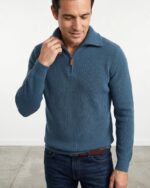 Hombre con jersey azul petróleo de canalé y media cremallera José Beltrán