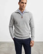 Hombre con jersey gris medio texturizado de media cremallera José Beltrán