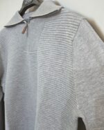 Detalle del punto texturizado del jersey gris José Beltrán