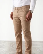 Hombre con pantalón color visón de cinco bolsillos José Beltrán
