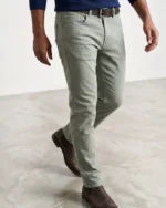 Hombre con pantalón gris de cinco bolsillos José Beltrán