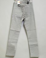 Detalle del pantalón gris de cinco bolsillos José Beltrán