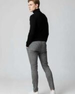 Hombre de espaldas con pantalón slim de cuadros grises