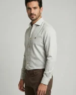Hombre con camisa beige de microtextura La Española