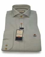 Detalle de la camisa beige de microtextura La Española