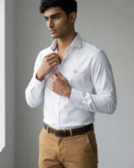 Hombre con camisa elástica blanca La Vespita