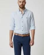 Hombre con camisa celeste de rayas finas La Vespita