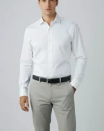 Hombre con camisa de vestir blanca lisa