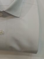 Detalle de camisa de vestir blanca lisa