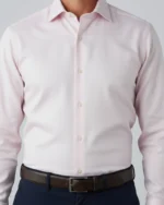 Hombre con camisa de vestir rosa claro de microtextura