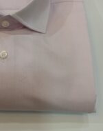 Detalle de camisa de vestir rosa claro con microtextura