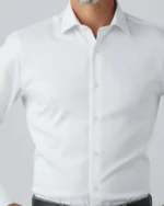 Hombre con camisa de vestir blanca de microtextura