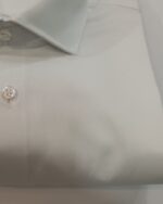 Detalle de camisa de vestir blanca con microtextura